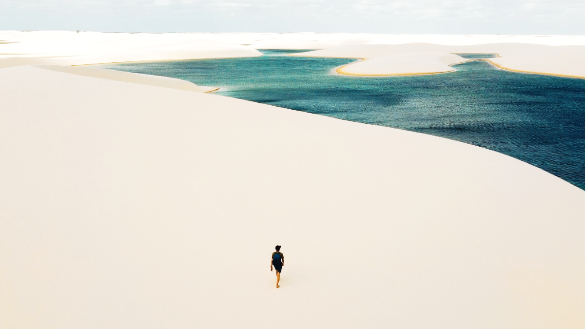 レンソイスで湖を目指す旅人
